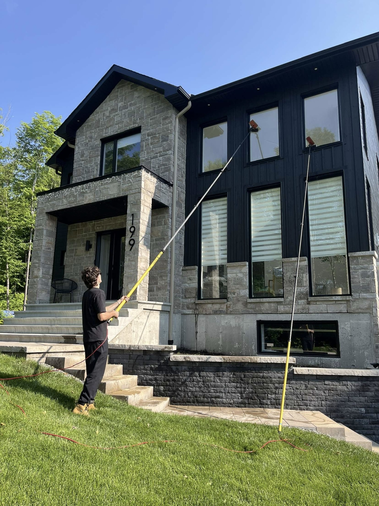 Technicien Exterio nettoyant une maison moderne à Gatineau