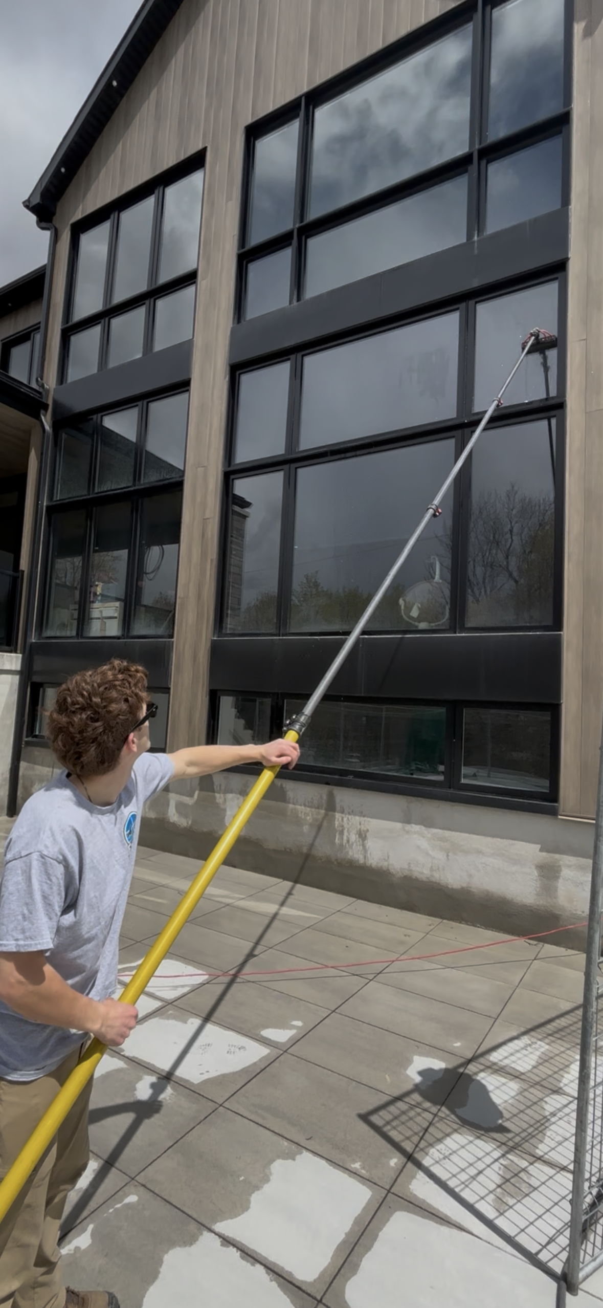 Technicien Exterio lavage de vitres à la perche